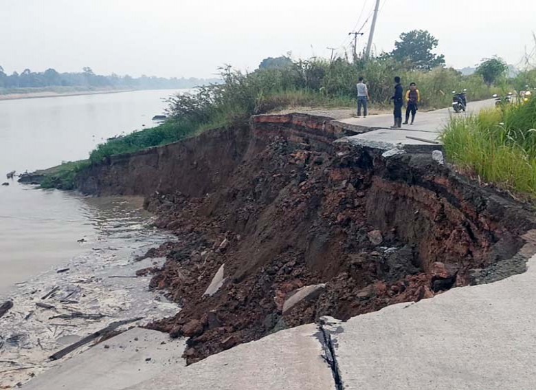 Abrasi Sungai Diduga Sebabkan Jalan Penghubung Muara Muntai dan Muara Wis Terputus