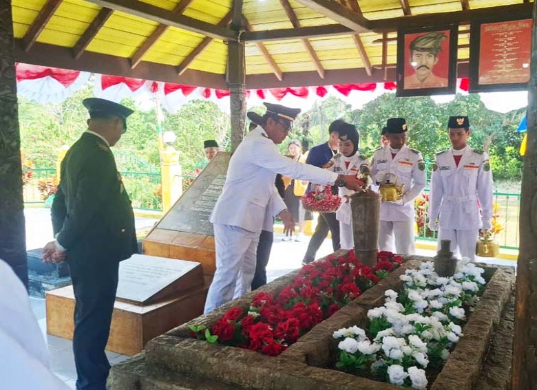 Tabur Bunga di Makam Tokoh Pejuang Batu Putih : Mengenang Keberanian Raja Alam di Tanah Berau