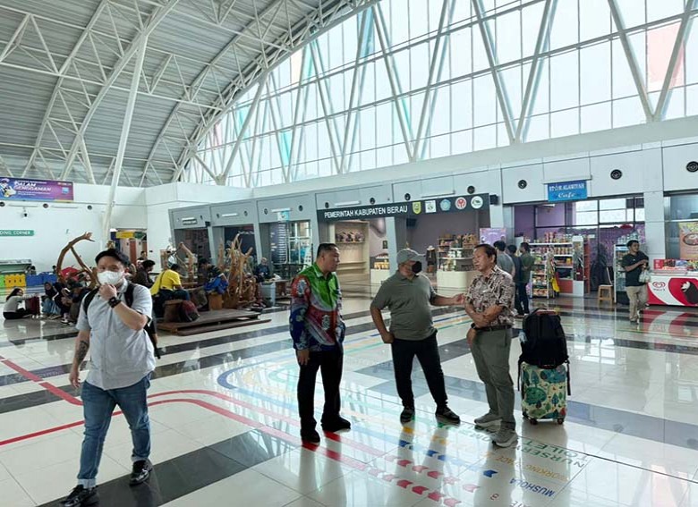 Wabup Berau Tinjau Bandara Kalimarau, Kabut Asap Pekat Membuat Batik Air Batal Mendarat dan Kembali ke Balikpapan