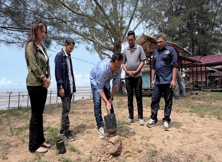 PWI Kukar dan Pemerintah Desa Kersik Bangun Harapan Baru Pantai Biru Lewat Penghijauan