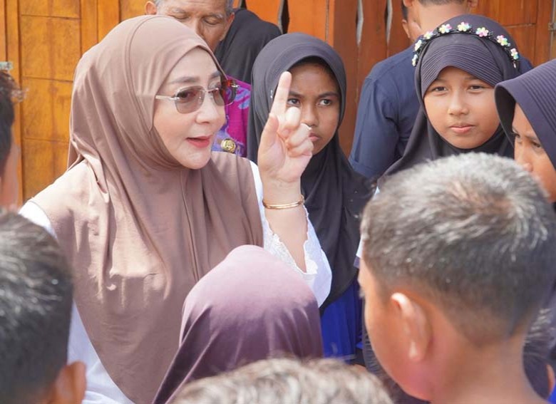 Wujudkan Lingkungan Sehat dan Bebas Sampah, Bupati Sri Juniarsih Edukasi Anak-anak di Tanjung Batu : Tanamkan Budaya Bersih Sejak Dini